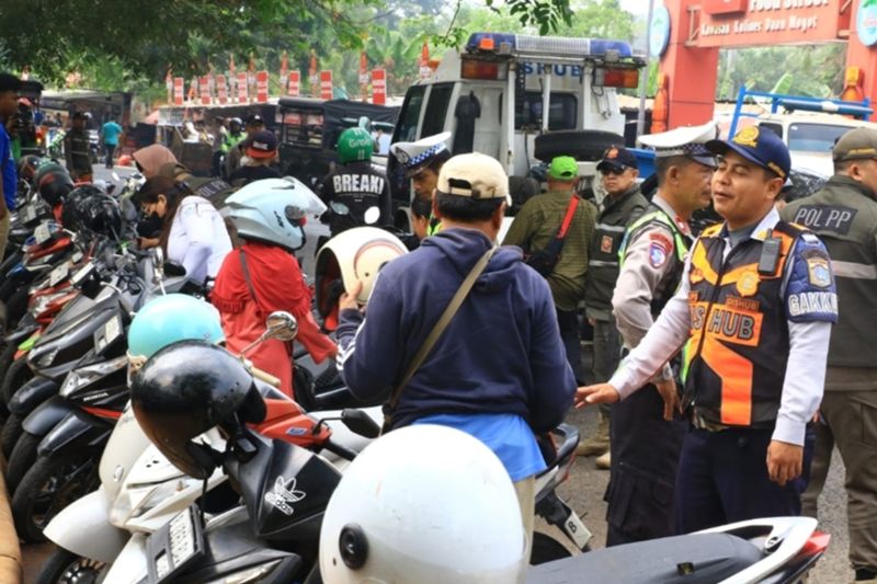 Petugas Jakbar operasi cabut pentil kendaraan parkir liar di Kalideres