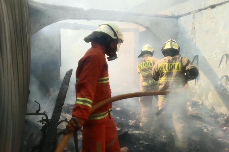 75 personel padamkan kebakaran rumah di Pondok Labu