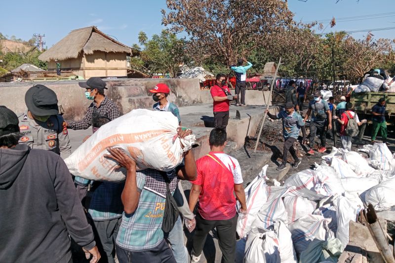 Ribuan ASN tangani material sisa kebakaran Rumah Adat Sade