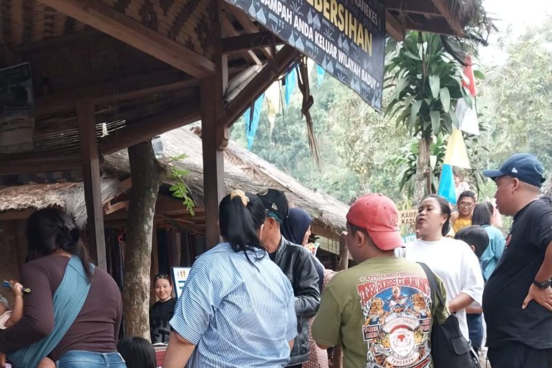 Wisatawan padati permukiman Badui sambil berburu durian   ‎