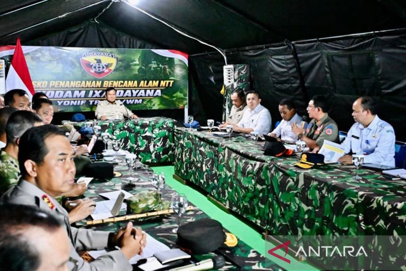 Tiba di NTT, Prabowo langsung pimpin rapat penanganan dampak bencana