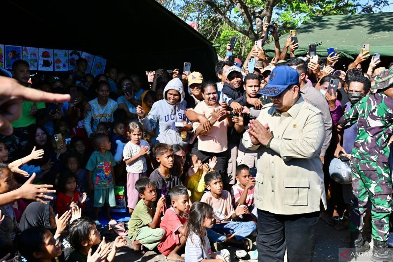 Prabowo minta sekolah terdampak gempa NTT tak berhenti