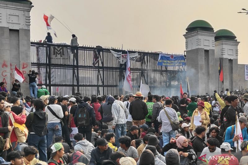 Massa masih padati depan gedung DPR/MPR RI