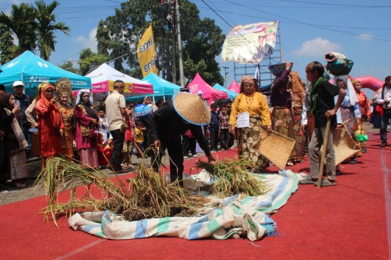 Pemkab Agam apresiasi Tabek Panjang hadirkan wisatawan di festival