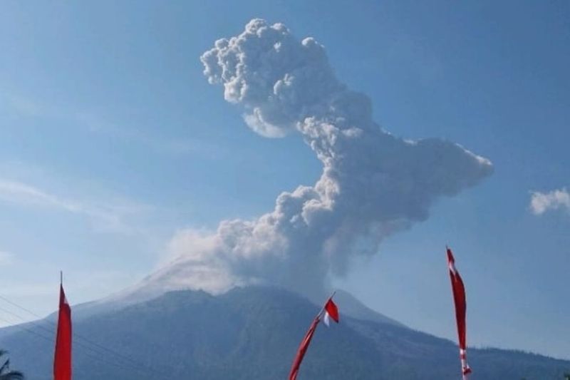 Gunung Lewotobi Laki-laki erupsi setinggi 2.500 meter