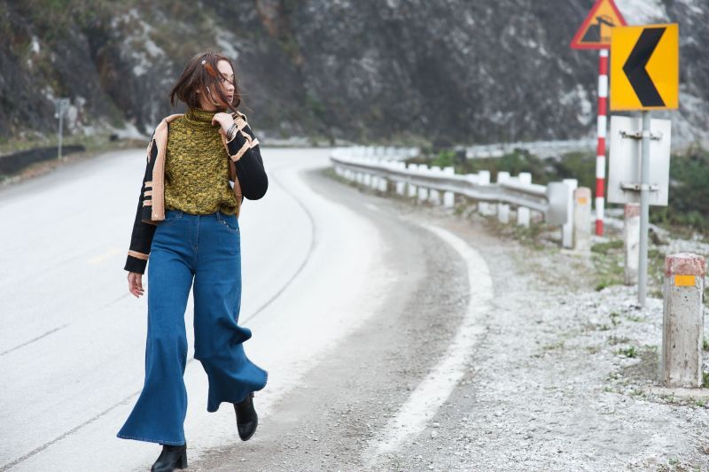 Cara padu padan jeans model "flare" ala aktris Hollywood