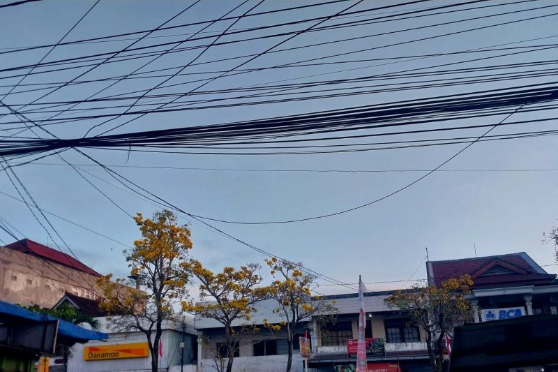 Kabel internet picu kecelakaan, Jembrana siapkan regulasi