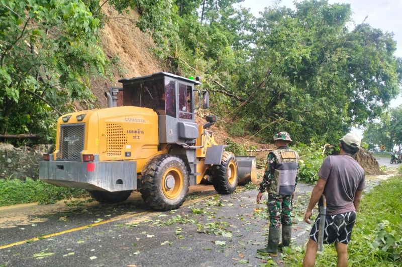 TNI dan masyarakat kerja sama bersihkan material banjir di Jalan Trans Sulawesi