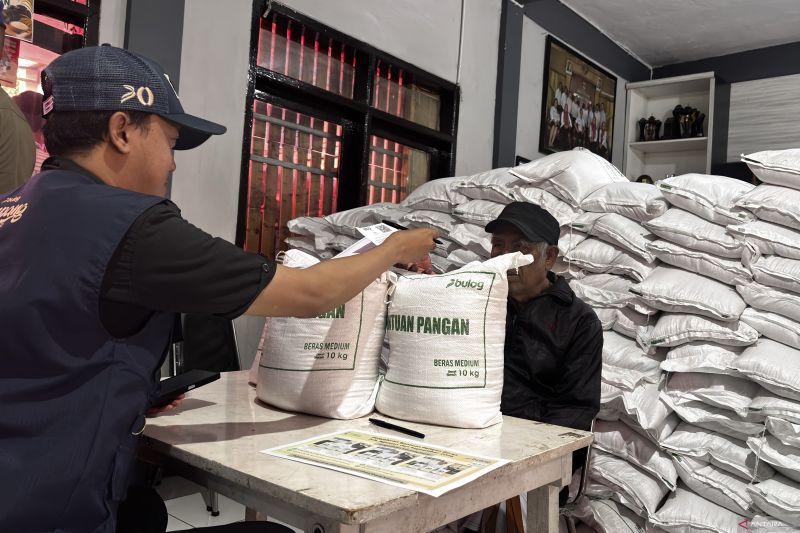 Bulog Bandung menyalurkan beras bantuan pangan untuk satu juta KPM