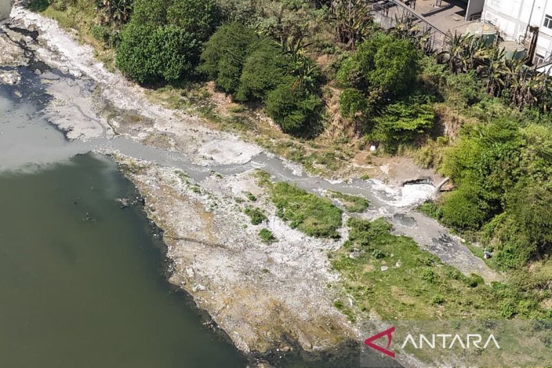 KLH segel saluran limbah pabrik diduga cemarkan Sungai Porong Jatim
