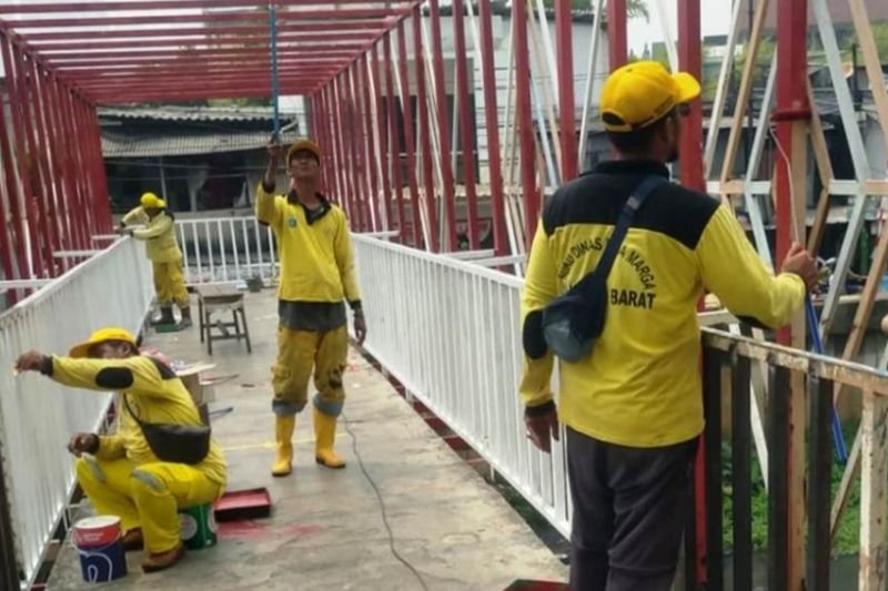 Sudin Bina Marga Jakbar rampungkan perbaikan JPO Kali Sekretaris