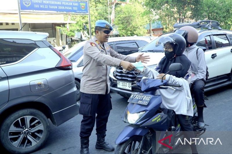 Polresta Samarinda bagikan 10.000 masker antisipasi dampak kabut asap