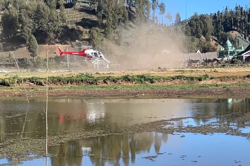 Pemadaman karhutla Gunung Semeru gunakan helikopter water bombing