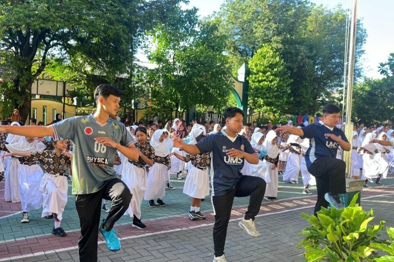 Mahasiswa PLP FKIP UMS selenggarakan lomba Dolanan Bocah di SD Negeri Sondakan semarakkan HAN 2026