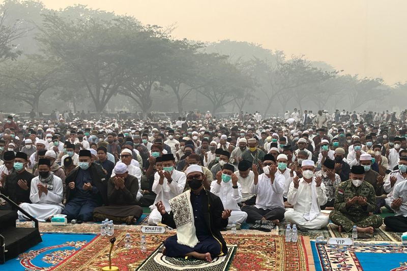 Ribuan warga Pontianak salat mohon hujan di tengah kabut asap