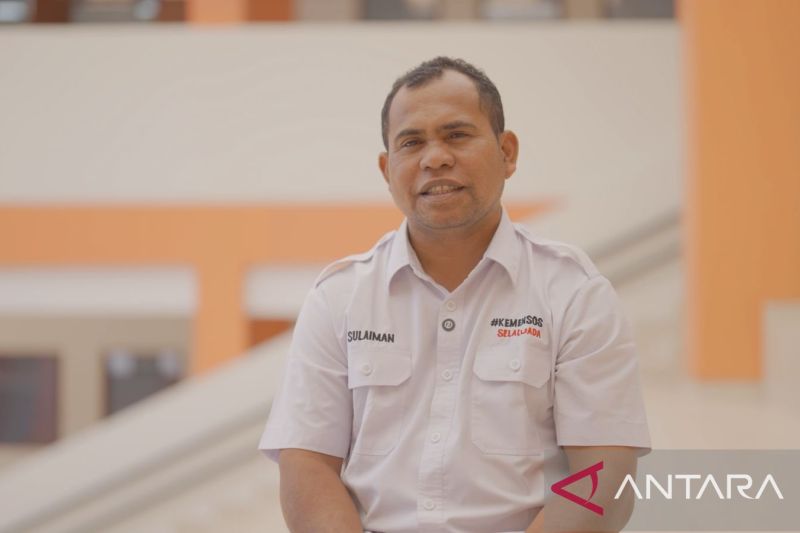 Pak Sule, anak petani dari Flores yang mengabdi di Sekolah Rakyat