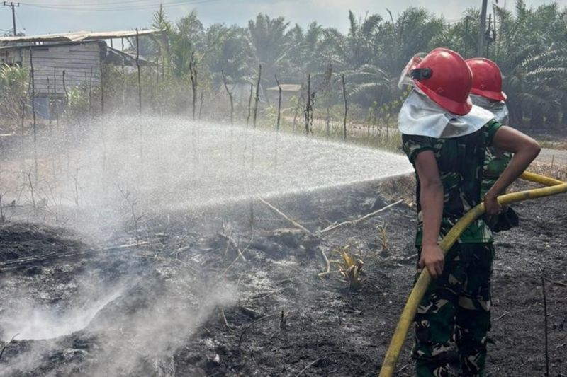 Korem 045 padamkan karhutla di Belilik Bangka Tengah