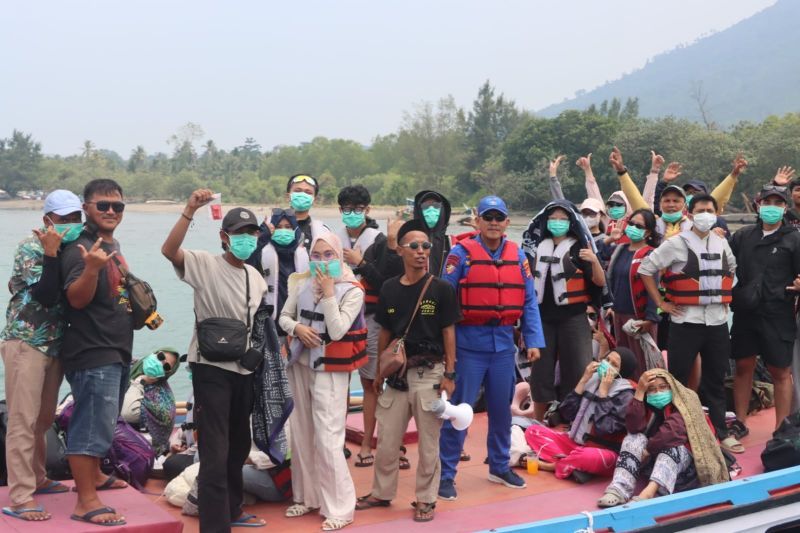 Petugas bagikan masker & ingatkan wisatawan patuhi zona aman Krakatau