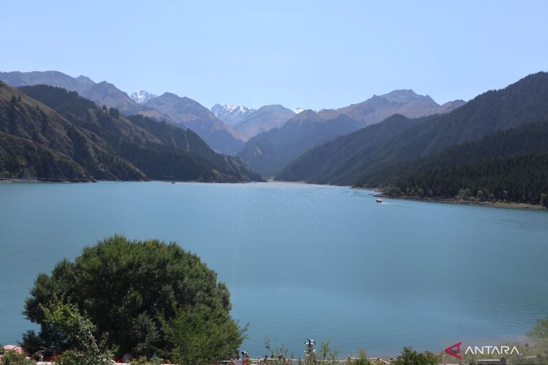 Wisata ke "danau surgawi" di Xinjiang