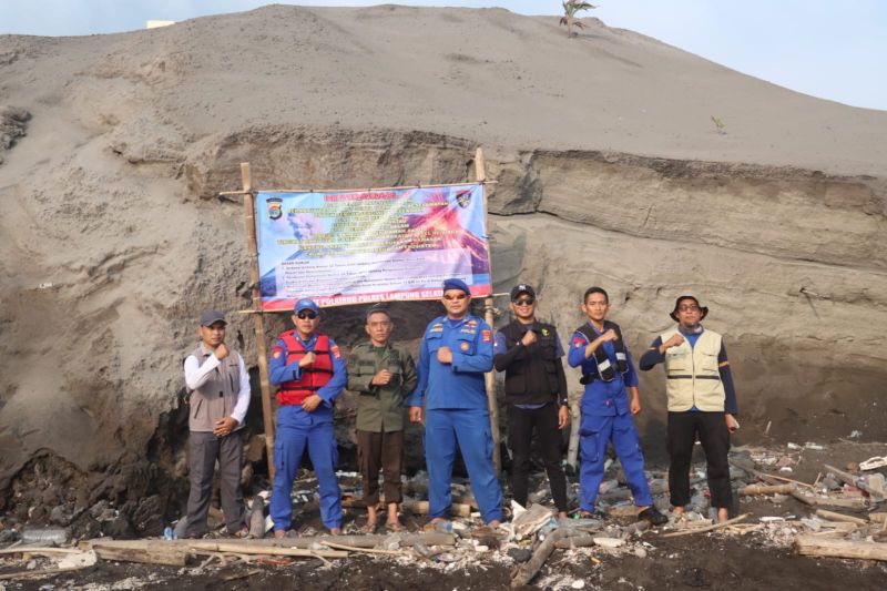 Petugas perketat patroli cegah warga masuk zona bahaya Anak Krakatau