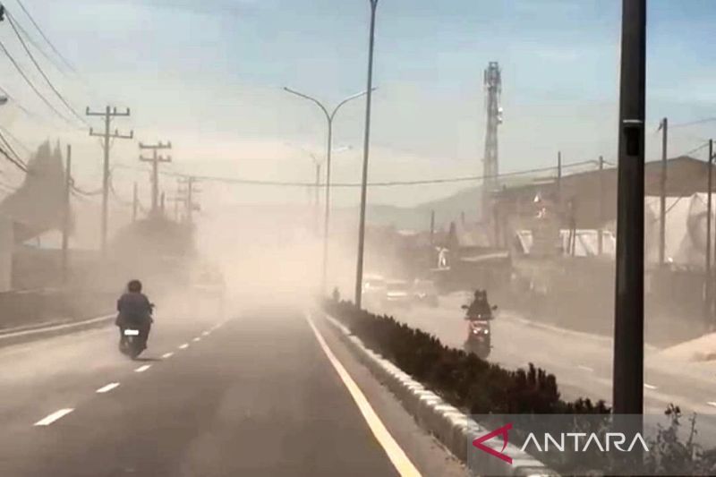 Abu vulkanik Gunung Sinabung selimuti Kota Berastagi