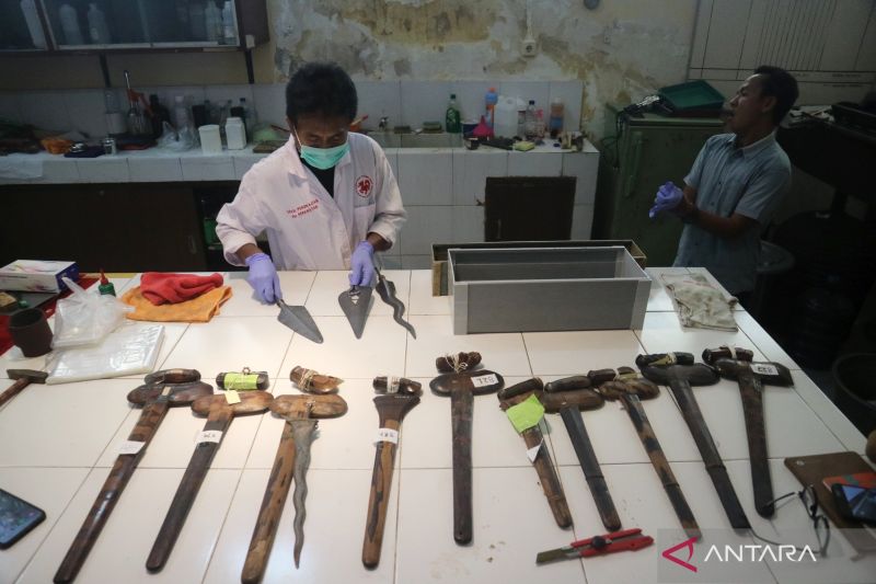 Museum NTB konservasi puluhan artefak senjata dari ancaman korosi