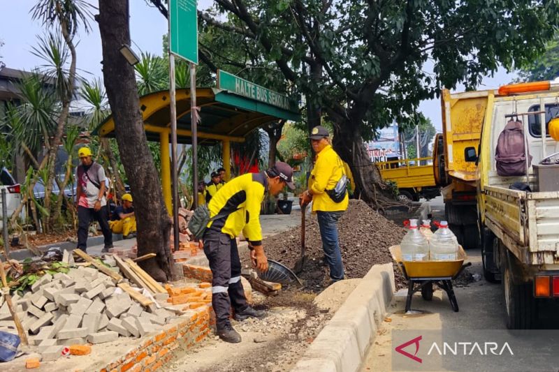 Pemkot Jaktim bangun trotoar baru di Jalan Raya Bogor