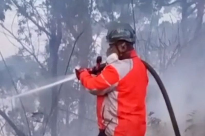 Petugas gabungan padamkan dua titik api di puncak Arjuno