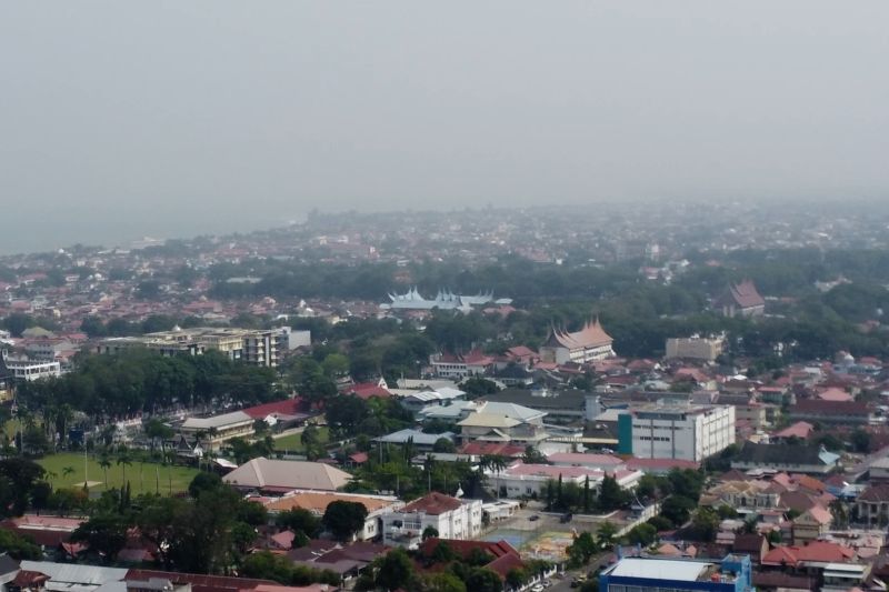 Kabut asap selimuti Sumbar di tengah potensi karhutla