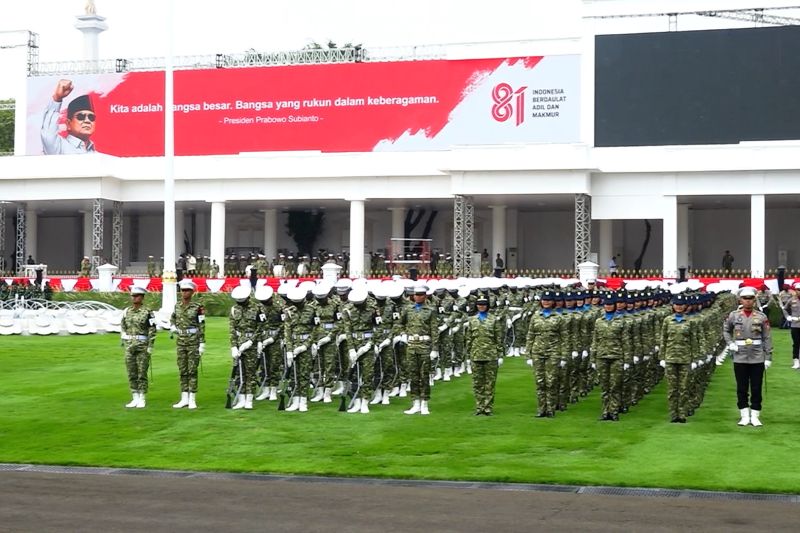 Mensesneg cek latihan gabungan Paskibraka bersama TNI-Polri di Istana