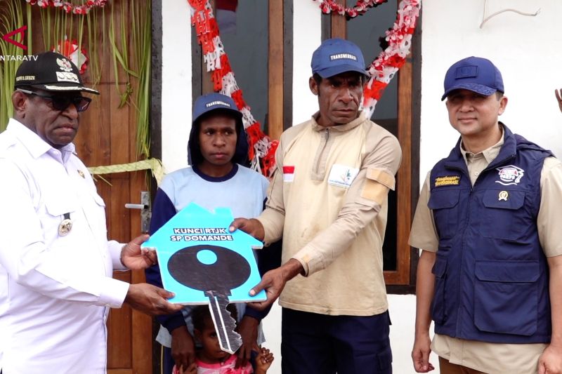 Mentrans resmikan 100 rumah layak huni di kawasan transmigrasi Domande