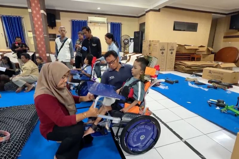 Pemprov Jateng bagikan ratusan kursi roda bagi anak disabilitas