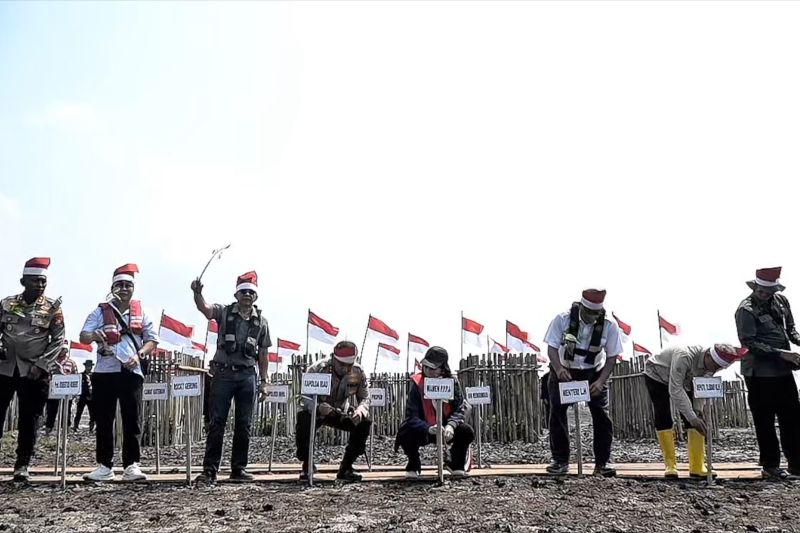 Polda Riau pulihkan pesisir terdampak abrasi