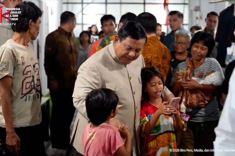 Prabowo kunjungi hunian baru warga pinggiran rel kereta api Senen