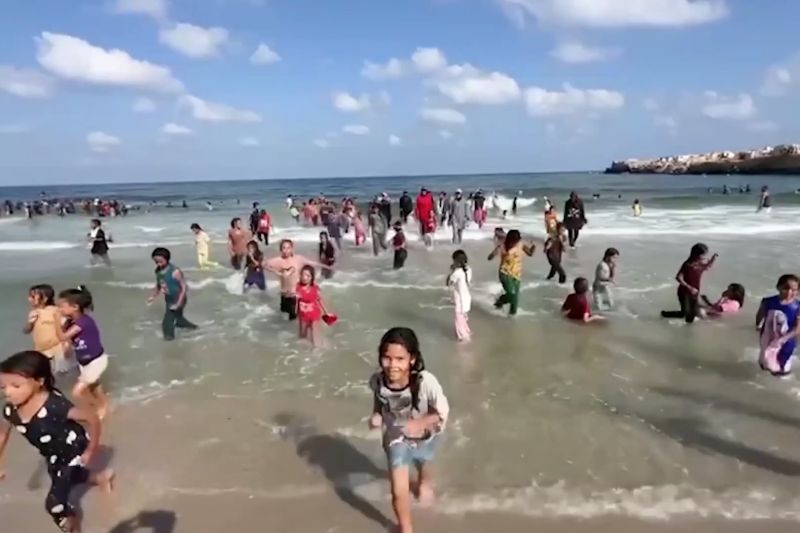 Puluhan anak Palestina ikuti kegiatan renang di Laut Khan Younis