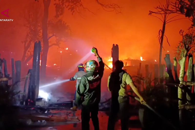 Kampung adat Sade di Lombok Tengah terbakar