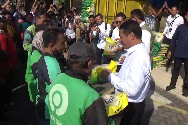 Mentan Amran mulai salurkan bantuan pangan 1 juta ton beras di Jatim