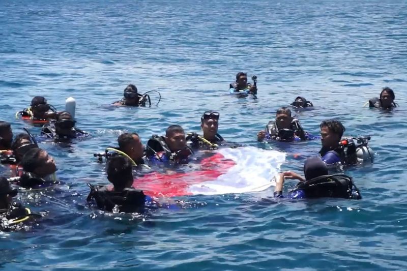 Semarak HUT ke-81 RI, Merah Putih berkibar di bawah laut Aceh