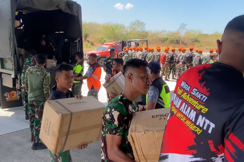 TNI salurkan 13 ton bantuan logistik untuk penanganan gempa NTT