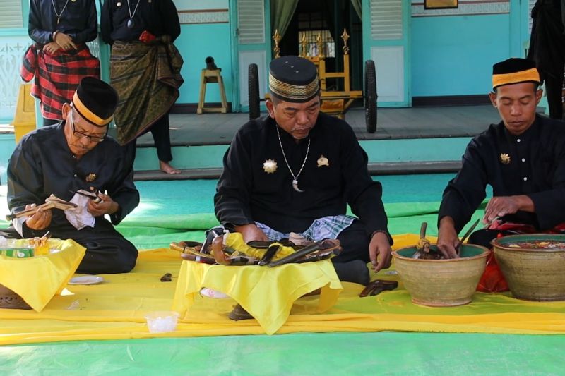 Melihat ritual cuci pusaka, tradisi adat di Kerajaan Mempawah