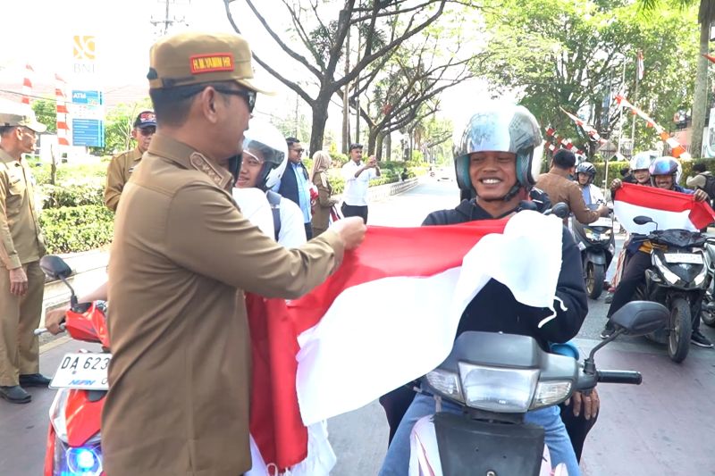 Pemko Banjarmasin bagikan 10.000 bendera, tumbuhkan nasionalisme warga