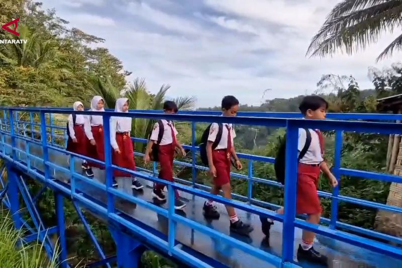 Polres Ponorogo bangun empat jembatan Merah Putih