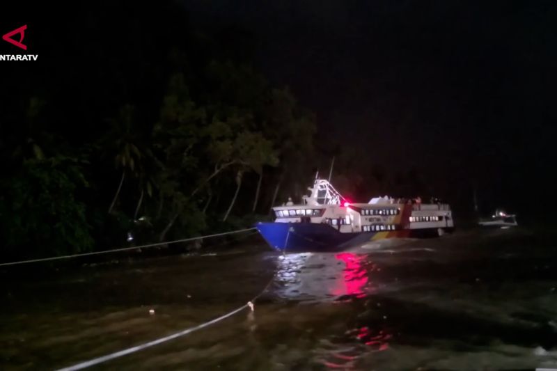 Tim SAR evakuasi ratusan penumpang kapal Mentawai Fast di Padang