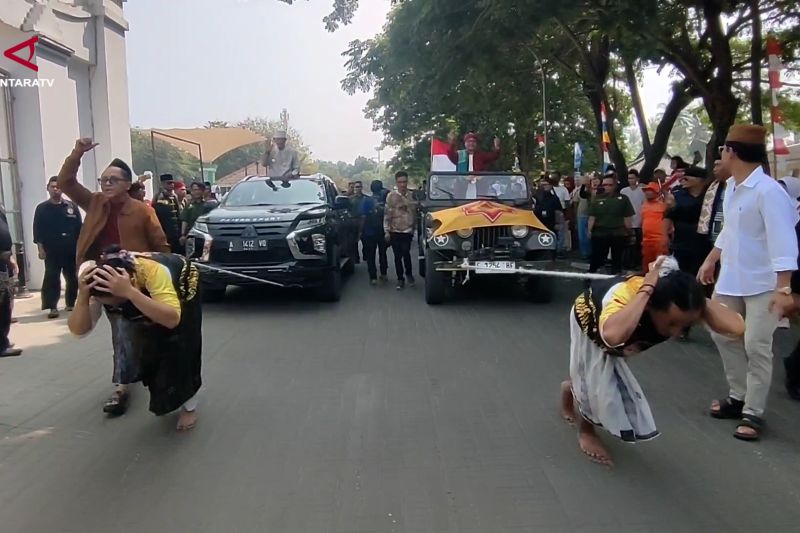 Atraksi debus tarik mobil meriahkan HUT ke-81 RI di Banten