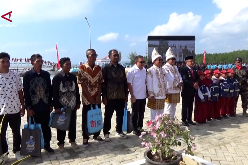 Menteri Trenggono upacara HUT RI bersama nelayan di KNMP Sorue Jaya