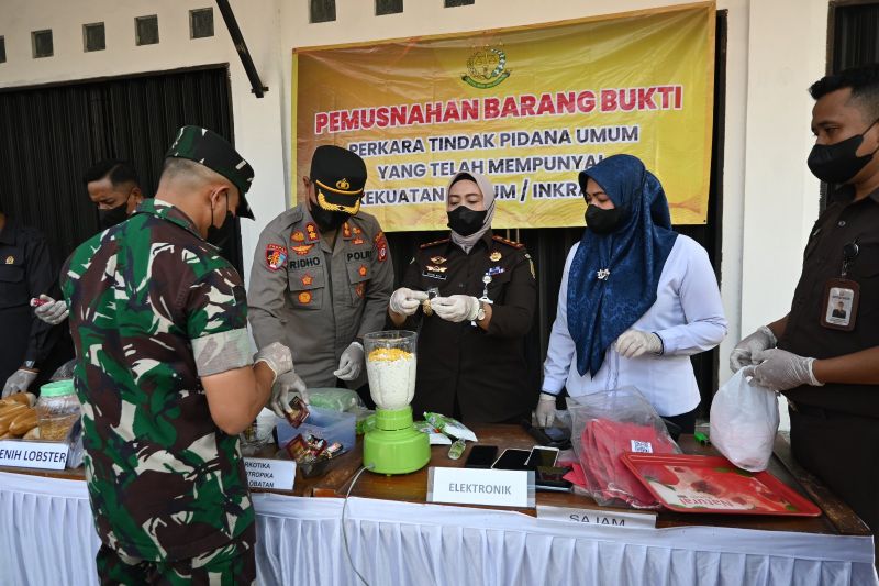Kejari Kulon Progo musnahkan barang bukti narkoba-bening lobster