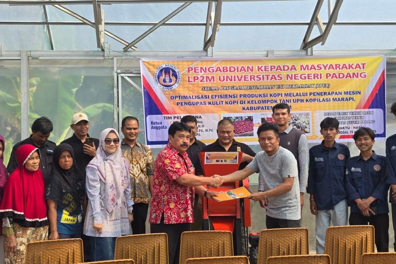 UNP latih kelompok tani di Agam tingkatkan produktivitas lewat mesin pengupas kulit kopi