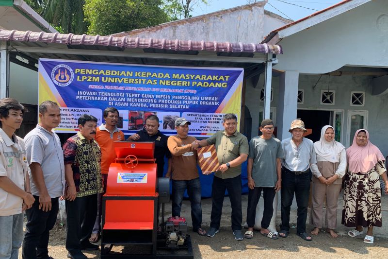 UNP latih warga Asam Kamba buat pupuk organik lewat mesin penggiling limbah peternakan