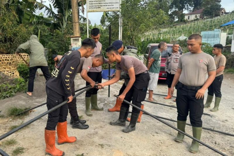 Brimob Sumut siagakan personel di kaki Sinabung hadapi kondisi darurat