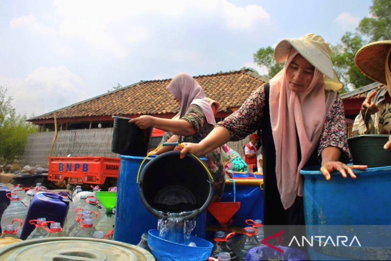 Pemkab Bekasi salurkan 8 juta liter air bersih bagi warga terdampak kekeringan